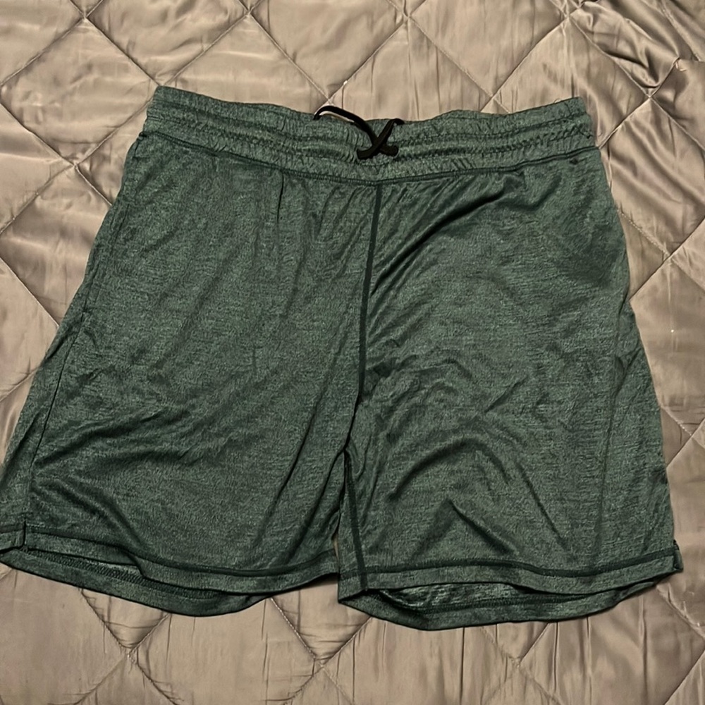 Athletic shorts | size L